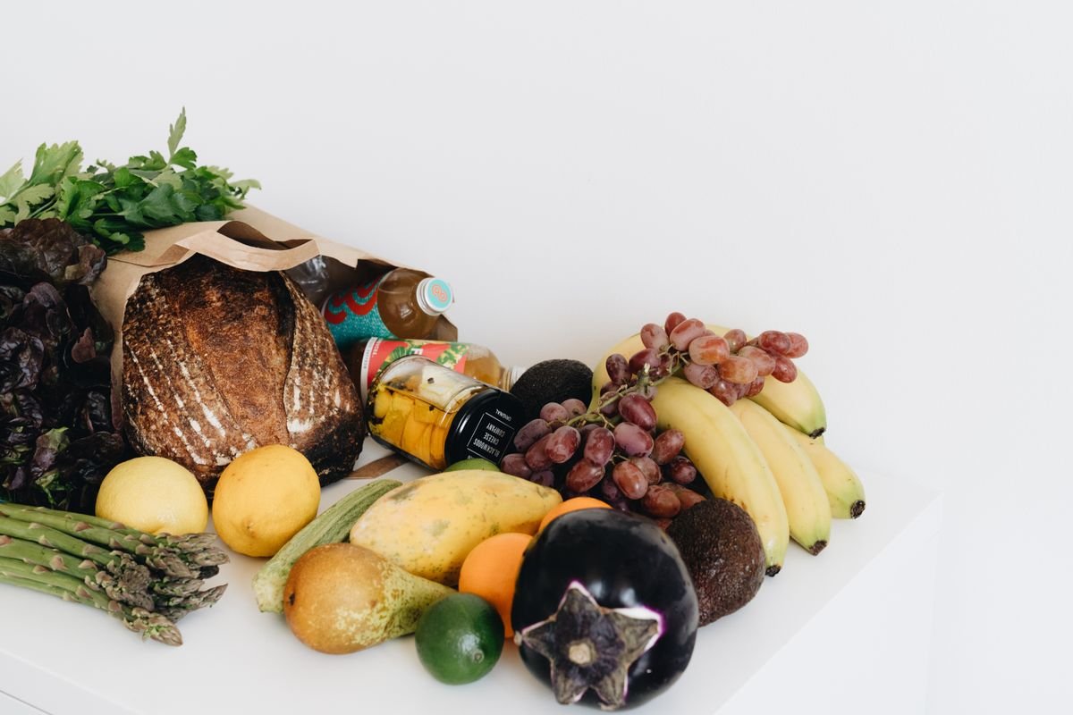 Пищевая продукция: хлеб, овощи и фрукты