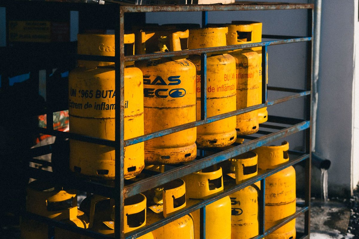 Баллоны со сжиженным газом в уличной металлической стойке