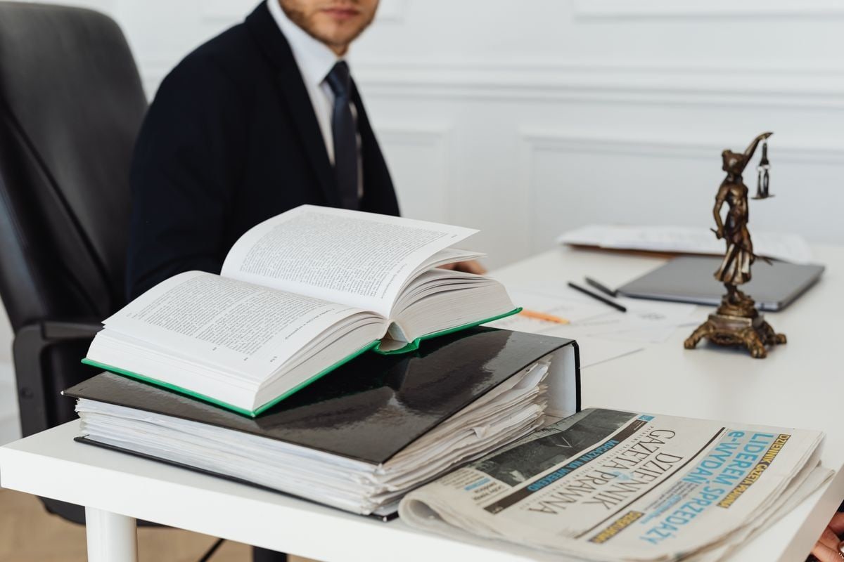 Справочная книга и папка с документами на столе